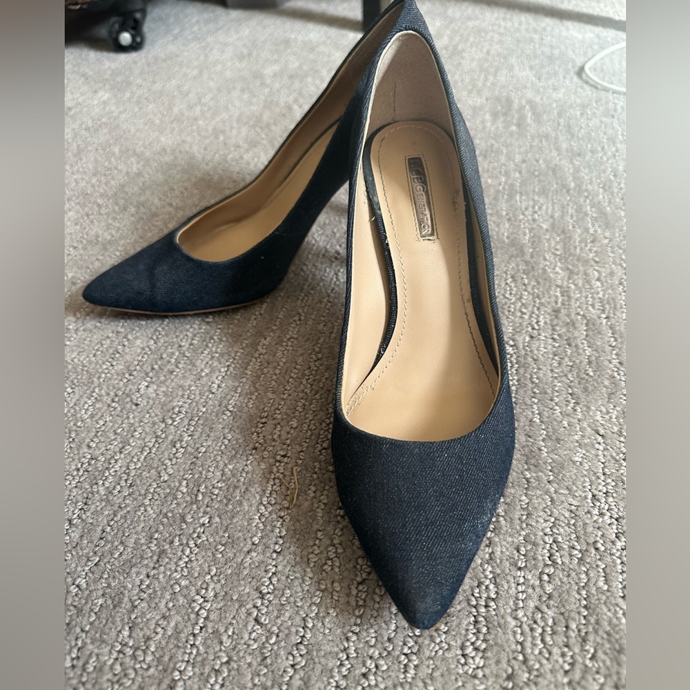 Size 6, bcbg pumps in faux denim-color.